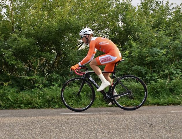 Nizozemský cyklista dostal při závodě infarkt 