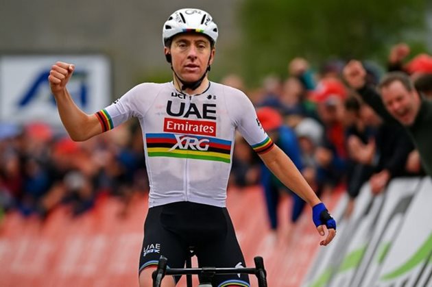Jarní klasiky 2025: Pogačarova dominance a české stopy