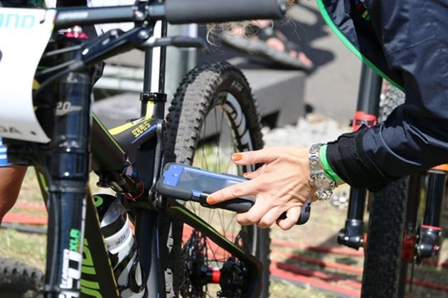 Činí UCI v boji proti "mechanickému dopingu" maximum?