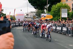 Pedersen znovu vítězí v páté etapě Gira díky skvělé práci Mathiase Vacka